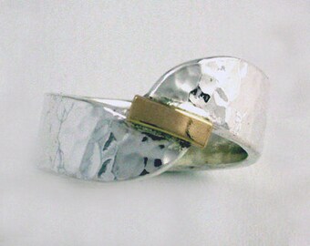 Anillo inseparable asimétrico de oro amarillo y plata de ley con textura martillada y barra de oro