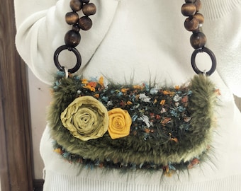 Handgemaakte schoudertas met fuzzy bloemen • Vintage portemonnee met houten kralenriempje