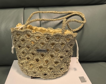 Handgemaakte goudkleurige gehaakte tas | Mini-portemonnee met trekkoord | Schoudertas van metallic garen | Boho zomerhandtas | Elegant avondcadeau crossbody