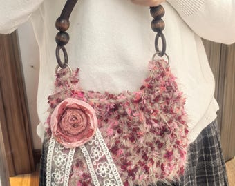 Handgemaakte roze fuzzy bloementas • Vintage portemonnee met kanten lint