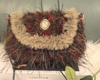 Vintage schoudertas van bohobont | Rustiekbruine pluizige portemonnee met gouden embleem en leren band