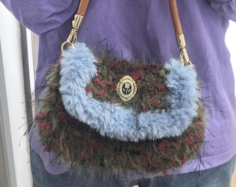 Handgemaakte pluizige schoudertas, blauwe rand van imitatiebont, boho-winterportemonnee