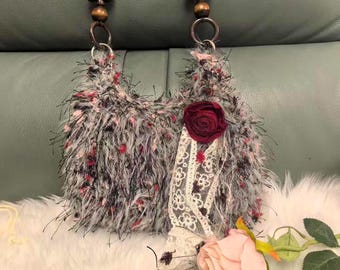 Handgemaakte pluizige draagtas met roze kant, boho-winterportemonnee