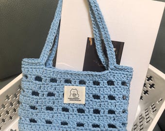 Handgemaakte lichtblauwe draagtas van gehaakt gaas, geweven schoudertas met kawaii beerlabel, Cottagecore Summer Market-tas, opengewerkte katoenen gehaakte portemonnee