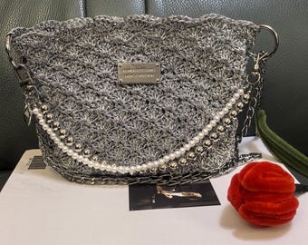 Handgemaakte zilveren gehaakte tas met parel en kettingriem, glinsterende schoudertas van metallic garen, trendy geweven schoudertas met voering