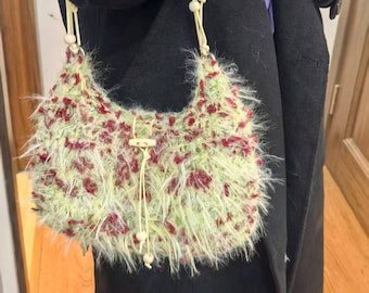 Handgemaakte fuzzy groene schoudertas, boho gebreide portemonnee met kralenbandje