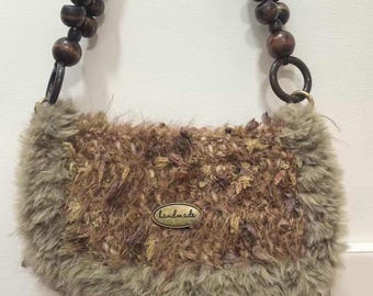 Handgemaakte fuzzy boho-schoudertas, handvat met houten kralen
