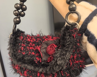 Gothic tas van imitatiebont – Y2K-schoudertas met grunge-roos