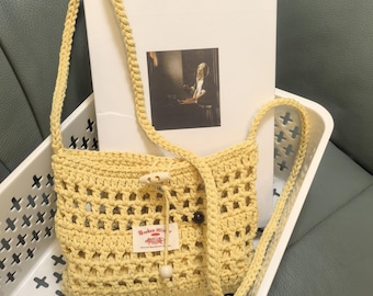 Citroengele mesh gehaakte crossbody tas, handgemaakte katoenen gebreide zomertas, minimalistische opengewerkte gehaakte portemonnee met houten sluiting