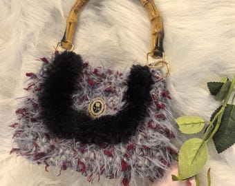 Handgemaakte handtas van fuzzy garen met bamboe handvat, gehaakte portemonnee in vintage stijl, tas van imitatiebont, unieke mini-draagtas met statement, cadeau voor haar