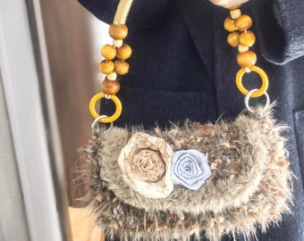 Neutrale schoudertas van bohobont | Beige pluizige portemonnee met houten kralenband en stoffen rozen