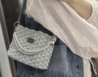 Handgemaakte zilveren gehaakte tas met parel en kettingriem, glinsterende schoudertas van metallic garen, trendy geweven schoudertas met voering