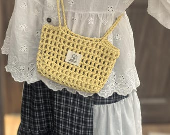 Handgemaakte gele draagtas van gehaakt gaas, geweven schoudertas met kawaii berenlabel, zomermarkttas, minimalistische opengewerkte katoenen tas