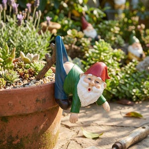 Może przedstawiać: Rustykalny drewniany szyld z napisem "Welcome to our home" w białych literach. Szyld ma postarzaną powierzchnię i prosty, zachęcający design, idealny na ganek lub do wejścia.