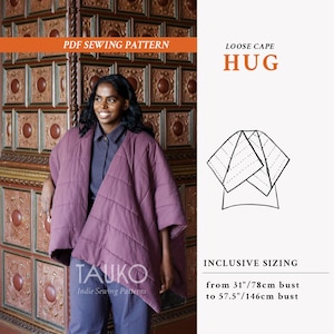 Könnte beinhalten: Eine Frau trägt einen gesteppten, mauvefarbenen Umhang. Es ist Teil eines PDF-Schnittmusters namens "HUG" von TAUKO. Das Schnittmuster bietet inklusive Größen von 78 cm bis 146 cm Brustumfang. Das Bild enthält auch eine Strichzeichnung des Umhangs.