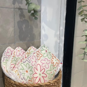 Set di 5 dischetti di cotone lavabili – 12x12 cm – Spugna floreale in cotone e bambù OEKO-TEX – Struccante riutilizzabile – Fatto a mano – Zero sprechi