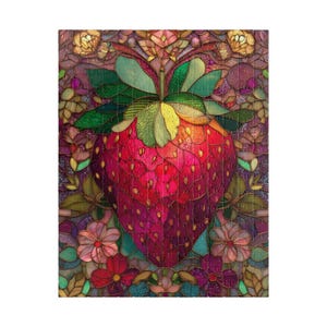 Può includere: Un'immagine vibrante in stile vetrata di una fragola. Il frutto rosso è circondato da foglie verdi, fiori rosa e rossi e uno sfondo a mosaico di tonalità viola, oro e verde. L'opera d'arte ha un aspetto dettagliato e strutturato.