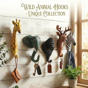 Peut inclure: Crochets muraux décoratifs en forme d'animaux sauvages : girafe, éléphant, gorille, cerf et zèbre. Le crochet girafe tient une petite pochette marron. Le texte "Wild Animal Hooks - Unique Collection" est affiché au-dessus des crochets.