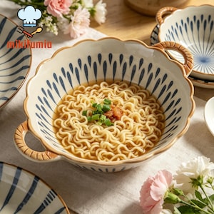 以下が含まれることがあります： ラーメンの麺が入ったセラミックボウル。ネギと調味料を添えています。ボウルはスカラップエッジと青い涙のパターンを持っています。ボウルには2つの茶色のハンドルが付いています。