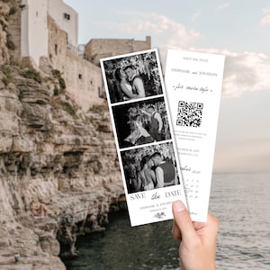 Może przedstawiać: Czarno-biały pasek zdjęć i pasująca karta z napisem "SAVE the DATE" i "STEPHANIE i JONATHAN". Pasek zdjęć ma trzy zdjęcia pary. Karta zawiera kod QR i kalendarz.