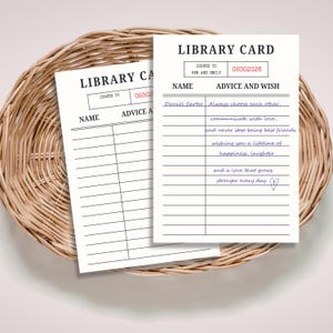 Puede incluir: Dos tarjetas de biblioteca blancas con texto y líneas negras, una llena de consejos escritos a mano. Las tarjetas están etiquetadas como "LIBRARY CARD" y "ADVICE AND WISH". El texto escrito a mano incluye un nombre, una fecha y un mensaje sobre el amor y la amistad. Las tarjetas están sobre una cesta tejida.