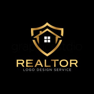 Può includere: Logo dorato di agente immobiliare su sfondo nero. Il logo presenta la silhouette di una casa all'interno di uno scudo. La parola "REALTOR" è in oro, con "LOGO DESIGN SERVICE" sotto.