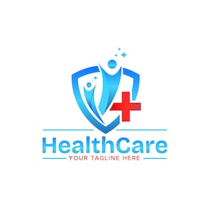 Może przedstawiać: Logo opieki zdrowotnej z niebieską tarczą, dwiema stylizowanymi postaciami i czerwonym krzyżem. Słowo "HealthCare" jest w kolorze niebieskim, z hasłem "YOUR TAGLINE HERE" poniżej. Projekt jest czysty i nowoczesny.