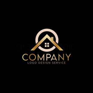 Könnte beinhalten: Goldenes Logo auf schwarzem Hintergrund. Das Logo zeigt eine Haussilhouette in einem Kreis, darunter das Wort "COMPANY". Der Text "LOGO DESIGN SERVICE" steht unter dem Wort "COMPANY".