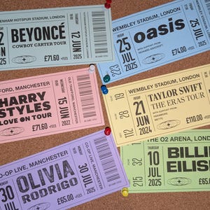 Puede incluir: Varios boletos de conciertos para Beyoncé, Harry Styles, Olivia Rodrigo, Oasis, Taylor Swift y Billie Eilish, sujetos a un corcho. Los boletos muestran detalles del evento y fechas.
