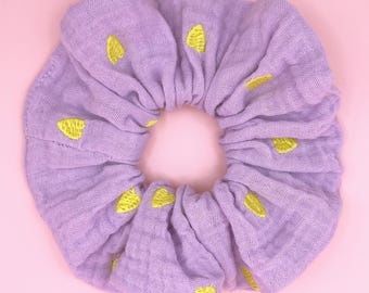Musselin Sommer-Scrunchie mit Herzen in Lila & Gelb – handgemachtes XL Haargummi aus Baumwolle, haarschonend und die perfekte Geschenkidee