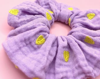 Musselin Sommer-Scrunchie mit Herzen in Lila & Gelb – handgemachtes XL Haargummi aus Baumwolle, haarschonend und die perfekte Geschenkidee