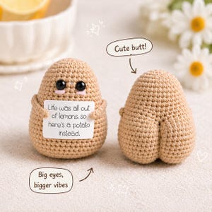 Könnte beinhalten: Zwei gehäkelte Kartoffel-Figuren. Eine vorderseitige mit großen Augen und einem Schild mit der Aufschrift "Life was all out of lemons, so here's a potato instead." Die andere ist rückseitig mit dem Text "Cute butt!" und "Big eyes, bigger vibes."