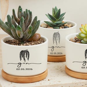 Vaso in ceramica con iniziali di coppia e motivo a salice, vaso per piante grasse personalizzato per anniversario, design minimalista, regalo di nozze unico.