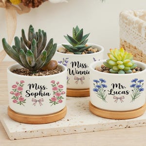 Personalisierter Keramiktopf mit Blumenmuster und Rosen, Kornblumen, Lavendel und Fingerhut, individuell gestaltbar – das perfekte Geschenk für Lehrer.
