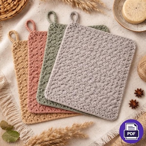 Op de afbeelding: Vier gehaakte pannenlappen in tinten beige, roze, groen en grijs. Elke pannenlap heeft een gestructureerd steekpatroon en een lus om op te hangen. De afbeelding suggereert een handgemaakt keukenartikel.