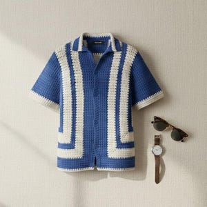 Könnte beinhalten: Blau-weißes Häkelhemd mit kurzen Ärmeln und Knopfleiste. Dazu eine Sonnenbrille mit Schildpattmuster und eine Armbanduhr mit braunem Lederarmband. Die Artikel sind auf neutralem Hintergrund angeordnet.