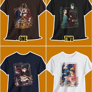 Puede incluir: Cuatro camisetas de manga corta en marr&oacute;n, negro, azul marino y blanco. Cada camiseta presenta un estampado gr&aacute;fico de estilo anime con texto, incluyendo 'UNDER THE OAK TREE', 'I STAN THE PRINCE' y 'A Stepmother's M&auml;rchen' con motivos florales.