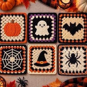 Pode incluir: Seis bases para copos quadradas em croché com motivos de Halloween, incluindo uma abóbora laranja, um fantasma branco, um morcego preto, uma teia de aranha branca, um chapéu de bruxa preto e uma aranha preta, com bordas em preto, laranja e roxo.