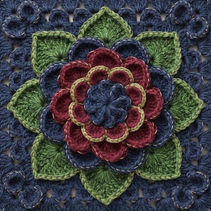 Op de afbeelding: Een vierkant haakmotief met een gelaagd bloemendesign. Het midden bestaat uit donkerblauwe en dieprode bloemblaadjes, omringd door groene bladeren, alles op een donkerblauwe vierkante achtergrond met een geschulpte rand en gedetailleerd stikwerk.