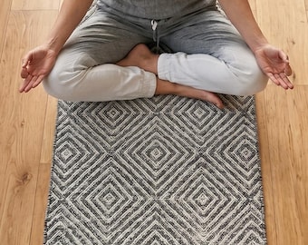 Tapis de yoga en coton tissé à la main, motif géométrique en losanges, support antidérapant, 8 mm d'épaisseur