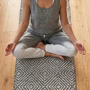 Esterilla de yoga de algodón tejida a mano, con estampado geométrico de rombos, base antideslizante y 8 mm de grosor.