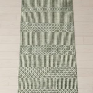 Puede incluir: Una alfombra de pasillo rectangular con un patr&oacute;n geom&eacute;trico repetitivo en verde salvia y blanco roto. El dise&ntilde;o consiste en bandas horizontales alternas de diamantes y formas ovaladas alargadas, con un borde negro s&oacute;lido en ambos extremos.