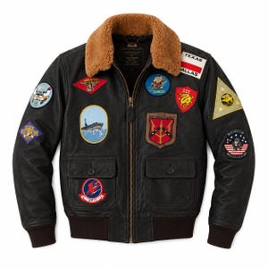 Peut inclure: Un blouson aviateur en cuir marron fonc&eacute; avec un col en fausse fourrure beige, une fermeture &eacute;clair frontale et des poignets c&ocirc;tel&eacute;s. Le blouson est orn&eacute; de nombreux &eacute;cussons brod&eacute;s color&eacute;s de style militaire, dont un &eacute;cusson Texas Dallas.