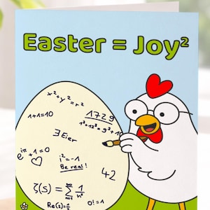 Könnte beinhalten: Ostergrußkarte mit einem Cartoon-Huhn mit Brille, das Gleichungen auf ein Ei schreibt. Die Karte trägt die Aufschrift "Easter = Joy²" und ist vor blauem Himmel und grünem Gras abgebildet. Ein brauner Umschlag und ein goldener Stift sind im Vordergrund. Maße nicht zutreffend.