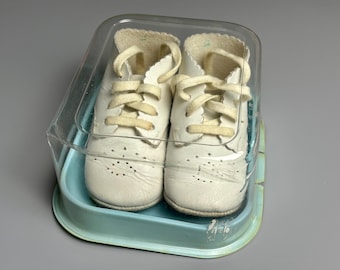vintage baby shoes, crib shoes, gender neutral, size 2, white leather baby shoes