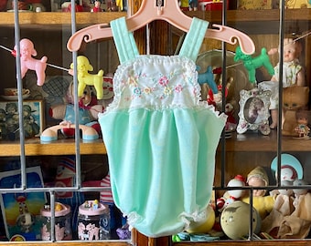 vintage Carter’s baby girl sun suit, mint green, embroidered flowers, 9 months