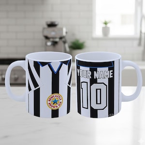 Caneca personalizada do Newcastle United, caneca de cerâmica personalizada com o uniforme de 1999-2000, presente com camisa de futebol retrô do NUFC, patrocinador da cerveja clássica Newcastle Brown Ale.
