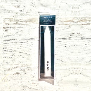 May include: White nail file with black edges and the text "To the Point" and "Made Forte" on the packaging.