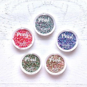 Mezclas de perlas Picket Fence Studios, perlas artificiales de base plana en 5 colores (a elegir), recipiente de 2 7/8" de diámetro y 1/2" de profundidad, manualidades de papel y cartón