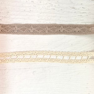 Cinta de crochet May Arts de 2,2 cm en color marfil o Webster's Pages de 1,9 cm en gris topo, 2 yardas, para scrapbooking, fabricación de tarjetas, costura, adornos, arte textil.